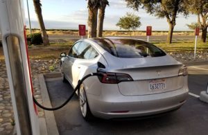 Tesla Model 3 spatřen na Superchargeru