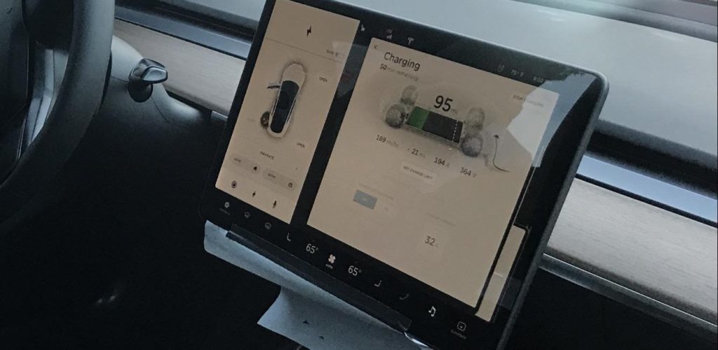Tesla Model 3 středový panel s tabletem