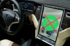 Tesla vyvíjí službu pro stream hudby v autě, nahradí Spotify