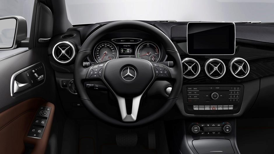 Mercedes-Benz B250e pohled řidiče