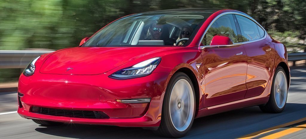 Tesla Model 3 v červené barvě